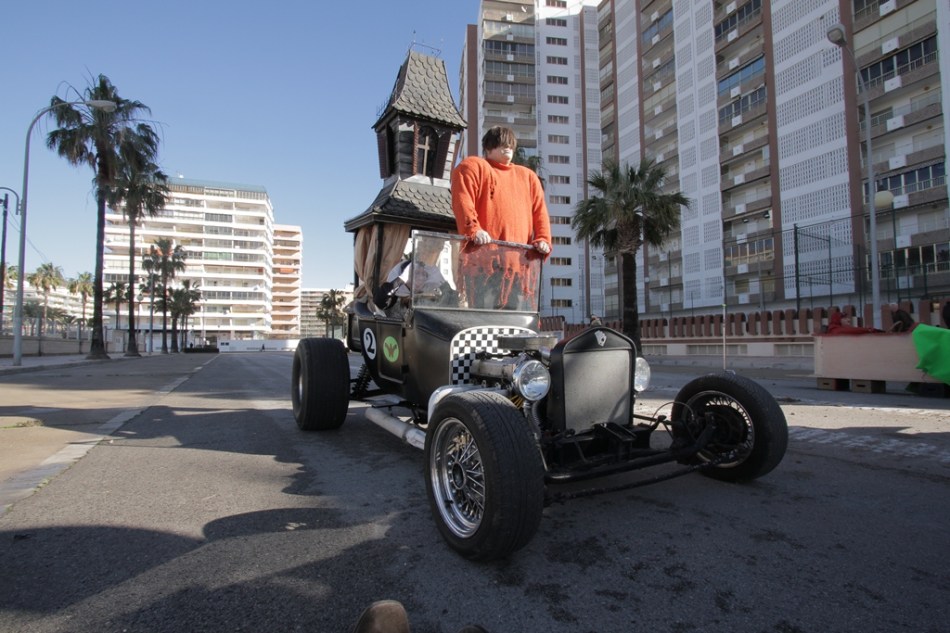 Os Irmãos Pavor e seu Cupê Mal-Assombrado no set de Corrida Maluca criada pela Y&R para Peugeot