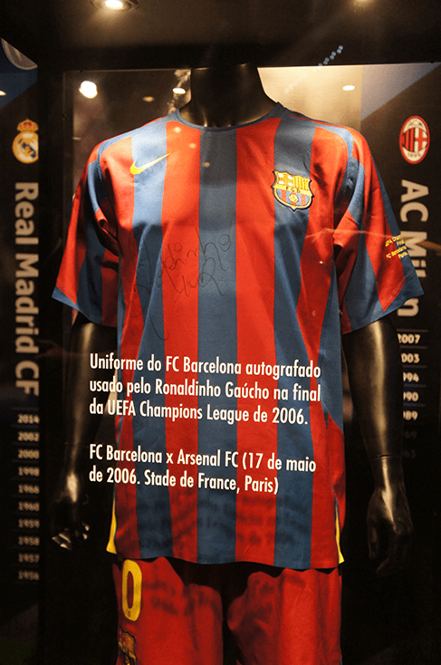 Uniforme autografado e usado pelo Ronaldinho Gaucho na final da Champions de 2006