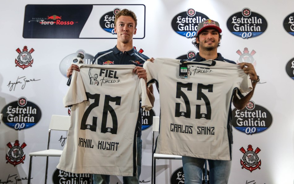 Sao Paulo - Brasil - 09/11/2016 Arena Corinthians - Estrella Galicia 0.0 , patrocinadora oficial do Corinthians e da Escuderia Toro Rosso  ,promove desafio entre os pilotos de F1 Carlos Sainz e Daniil Kvyat. Foto Paulo Pinto