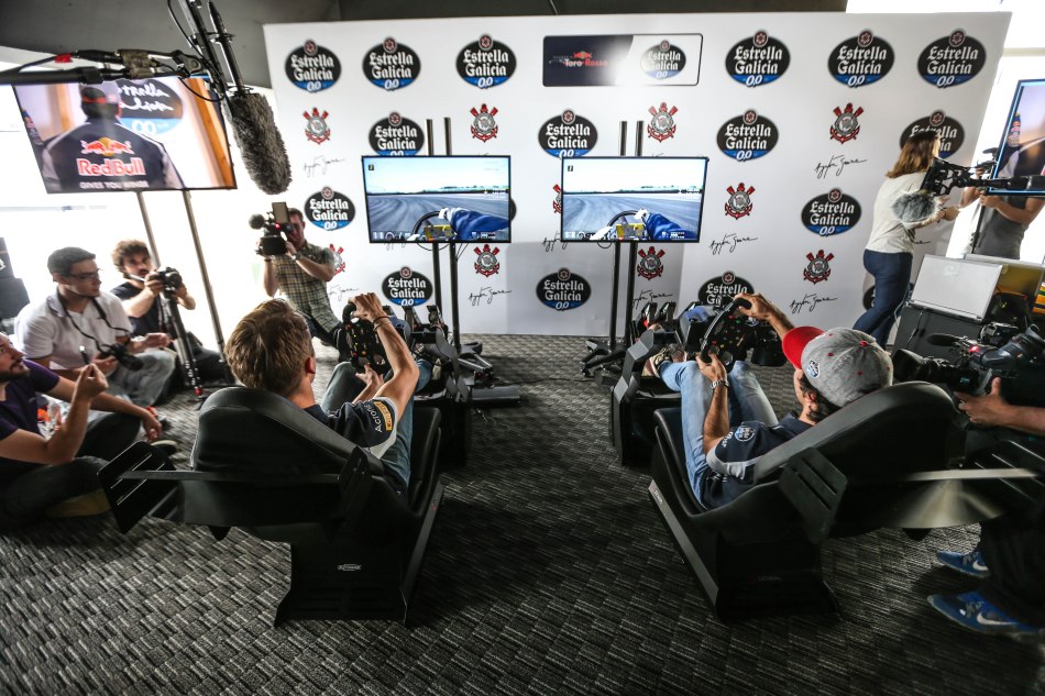 Sao Paulo - Brasil - 09/11/2016 Arena Corinthians - Estrella Galicia 0.0 , patrocinadora oficial do Corinthians e da Escuderia Toro Rosso  ,promove desafio entre os pilotos de F1 Carlos Sainz e Daniil Kvyat. Foto Paulo Pinto