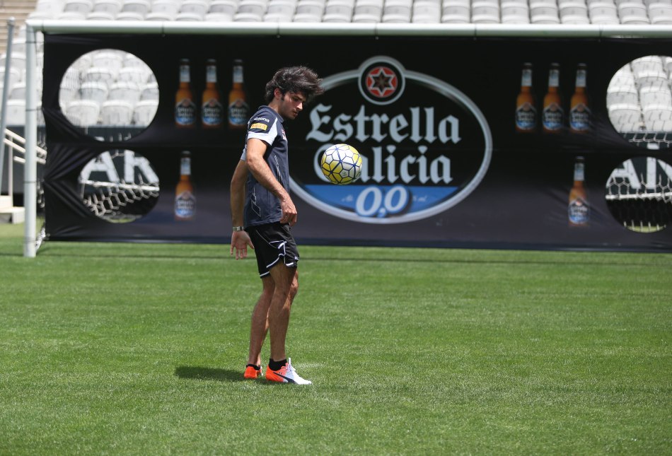 Sao Paulo - Brasil - 09/11/2016 Arena Corinthians - Estrella Galicia 0.0 , patrocinadora oficial do Corinthians e da Escuderia Toro Rosso  ,promove desafio entre os pilotos de F1 Carlos Sainz e Daniil Kvyat. Foto Paulo Pinto