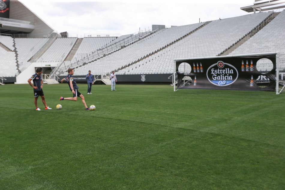 Sao Paulo - Brasil - 09/11/2016 Arena Corinthians - Estrella Galicia 0.0 , patrocinadora oficial do Corinthians e da Escuderia Toro Rosso  ,promove desafio entre os pilotos de F1 Carlos Sainz e Daniil Kvyat. Foto Paulo Pinto